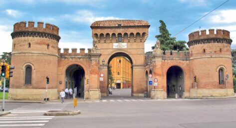 Una porta, una festa, una città